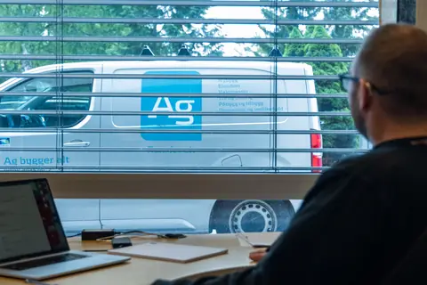 Avdelingskontoret i Bygg 90, med Ag-bilen parkert utenfor vinduet.